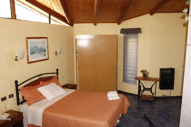 Habitación con cama de dos plazas
